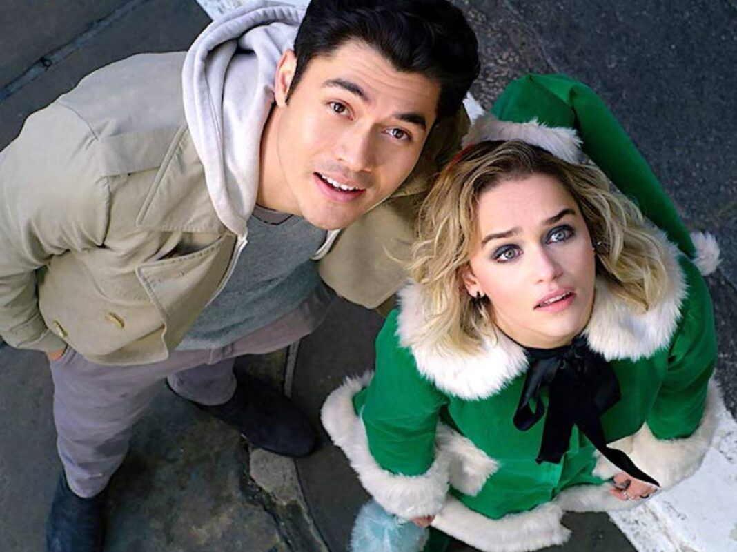 Um homem e uma mulher olham para cima.