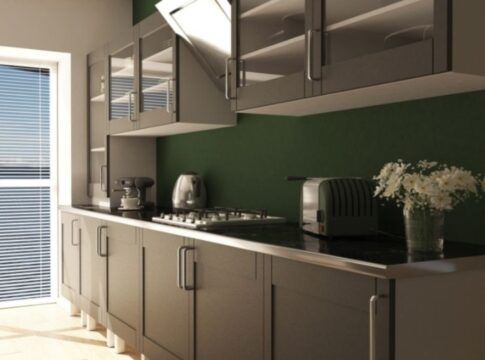 Imagem colorida de armário de prateleiras abertas