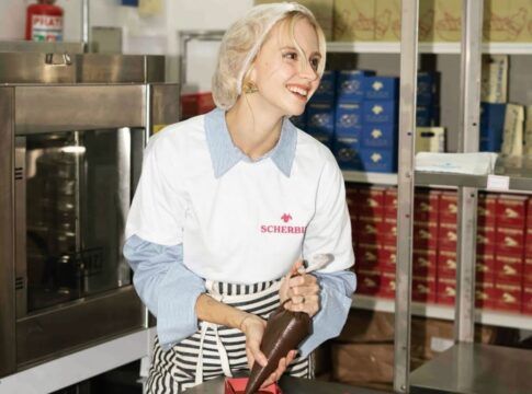 Isa Scherer confeitando doces da Schebi's