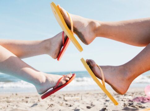 Imagem colorida de pessoas usando sandálias