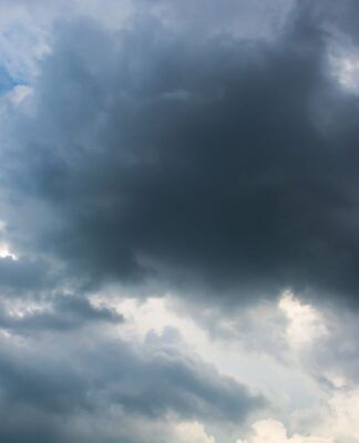 Em imagem ilustrativa mostra céu nublado com chegada de frente fria.