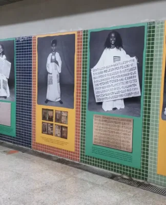 Dversas fotos de pessoas vestidas de branco, segurando placas com palavras de gentileza