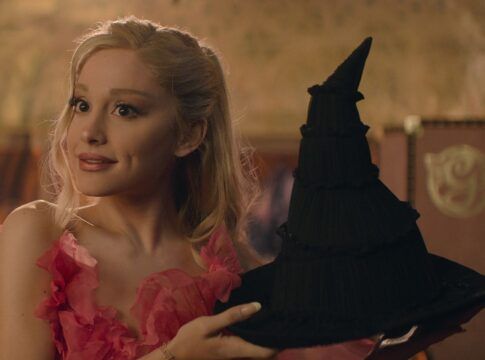 Glinda segura o chapéu de Elphaba em suas mãos | Imagem: Universal Pictures