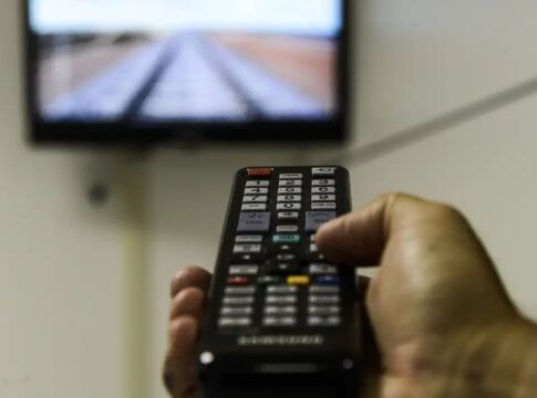 Imagem ilustrativa de televisão e controle remoto