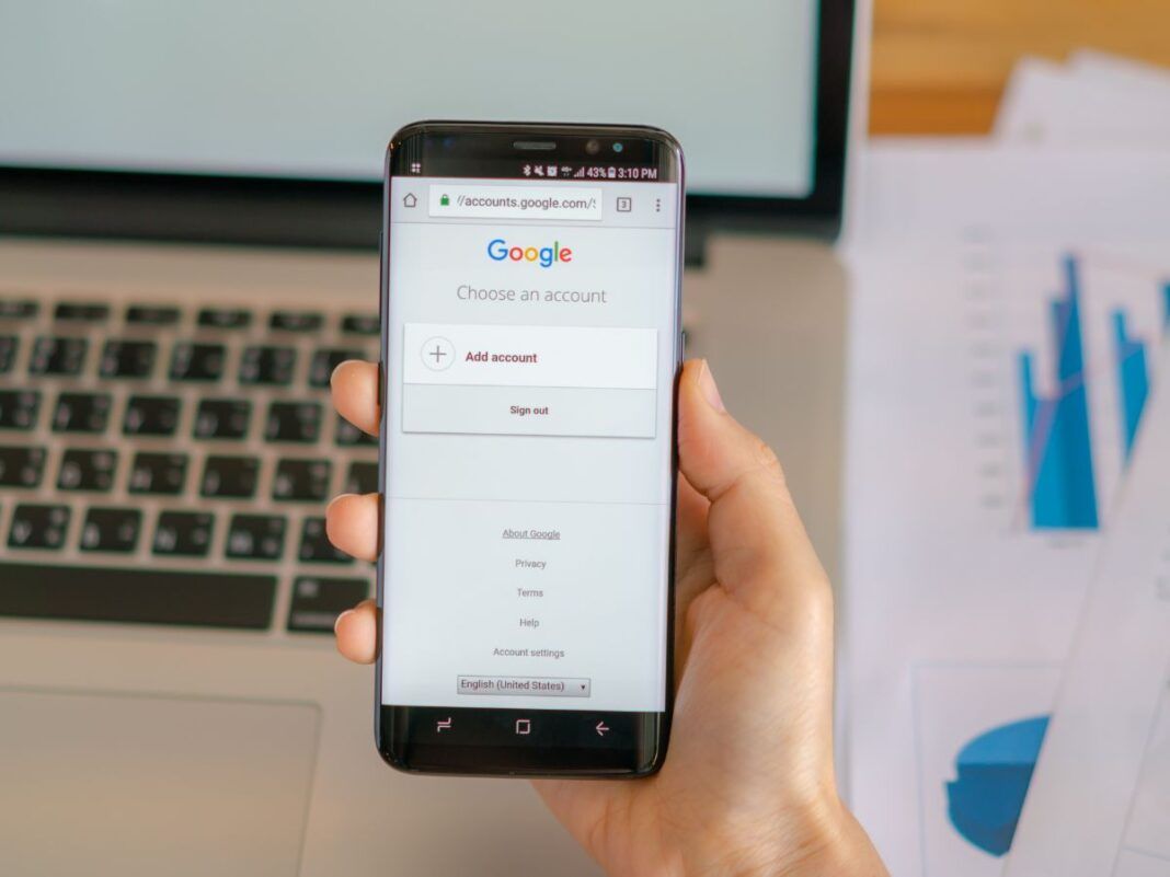 Imagem ilustrativa de uma pessoa segurando o celular com acesso ao Google