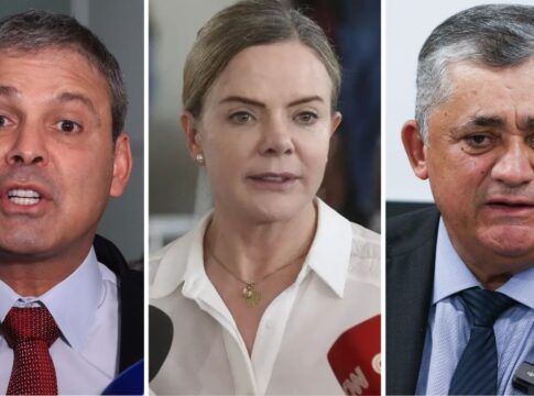 A foto é uma montagem em formato de tríptico (três closes lado a lado) que mostra três importantes figuras políticas brasileiras, todas capturadas enquanto parecem falar ou se dirigir a jornalistas, dada a presença de microfones. O primeiro painel, à esquerda, mostra o deputado Lindbergh Farias. No segundo, a ministra Gleisi Hoffmann. Já o terceiro é o do deputado José Guimarães. Os três são filiados a PT.