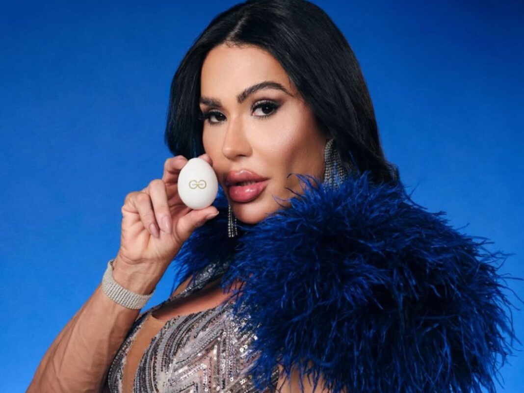 Em imagem Gracyanne Barbosa posa para foto com um dos ovos em suas mãos.