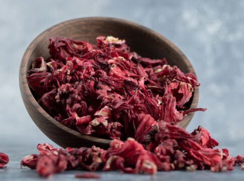 Em imagem ilustrativa, há um bowl com plantas do hibiscos secas