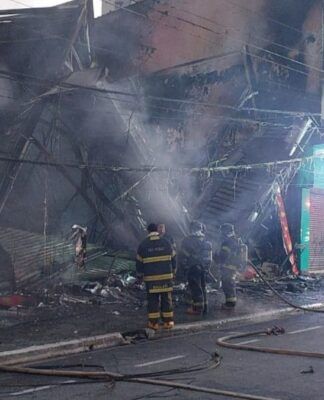 imagem dos bombeiros apagando incêndio em São Bernardo do Campo