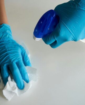 Imagem ilustrativa de uma pessoa fazendo limpeza de uma mesa