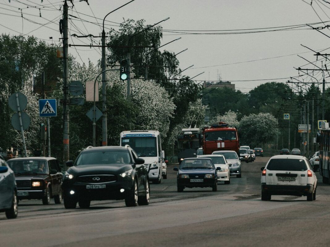 Imagem ilustrativa de carros em avenida.