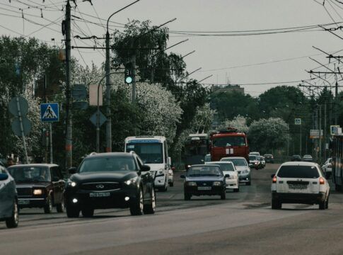 Imagem ilustrativa de carros em avenida.