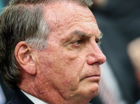 Imagem mostra o rosto do ex-presidente Jair Bolsonaro de perfil.