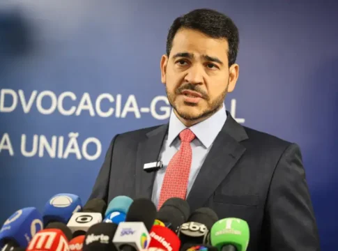O advogado-geral da União e indicado ao STF, Jorge Messias, fala em coletiva de imprensa