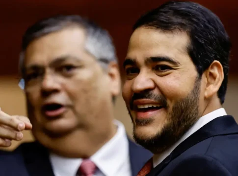 Jorge Messias sorri ao lado do ministro Flavio Dino, do STF