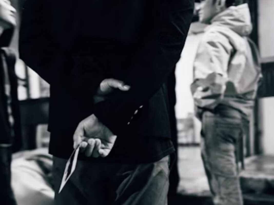 Caminhar com as mãos para trás indica mais do que parece