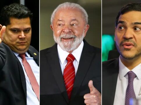 Esta é uma montagem em formato de tríptico (três closes lado a lado) apresentando três figuras políticas do cenário brasileiro. O painel esquerdo mostra o político Davi Alcolumbre. O painel central exibe o Presidente Luiz Inácio Lula da Silva. O painel à direita mostra o político Messias Donato.