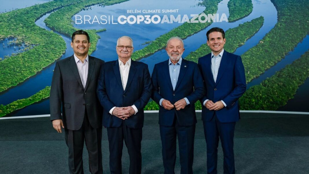 Imagem mostra o presidente Lula posando com Davi Alcolumbre, Hugo Motta, representantes do Congresso Nacional, e Edson Fachin, presidente do STF.