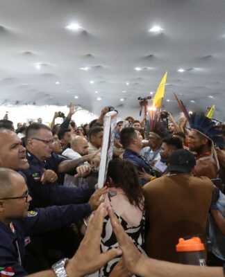 imagem mostra seguranças e manifestantes na COP30