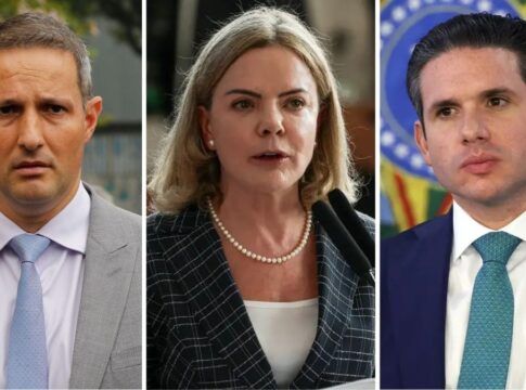 A foto é uma montagem em formato de tríptico (três imagens lado a lado) que mostra três figuras políticas brasileiras, todas em close-up, olhando para a frente ou ligeiramente para o lado, com expressões sérias ou neutras. À esquerda, o deputado e secretário de Segurança de São Paulo, Guilherme Derrite. No centro, a ministra das Relações Institucionais, Gleisi Hoffmann. À direita, o presidente da Câmara, Hugo Motta.