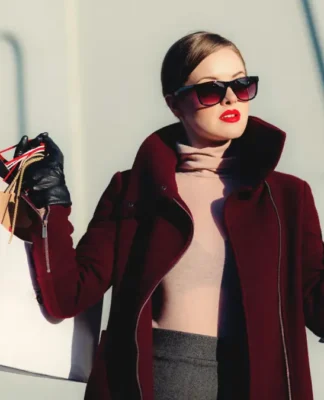 Uma mulher carrega sacolas de compras, Black Friday, promoções