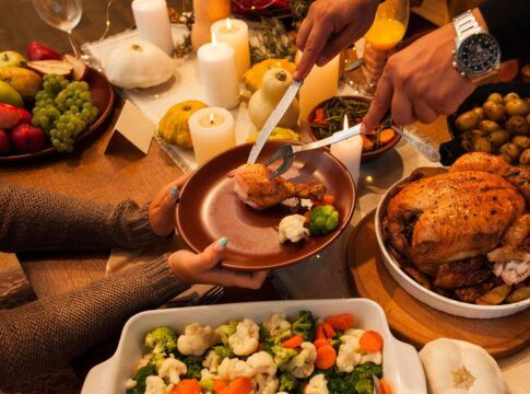 Em imagem ilustrativa família serve ceia de natal