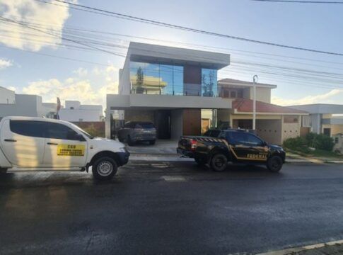 imagem mostra viaturas da PF e da CGU durante operação policial