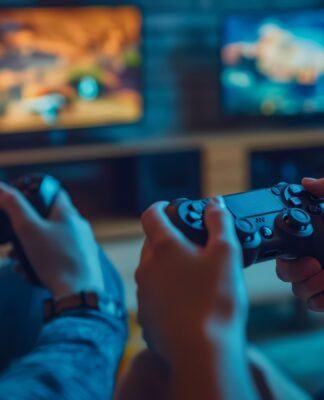 Em imagem ilustrativa, jovens jogam videogame.