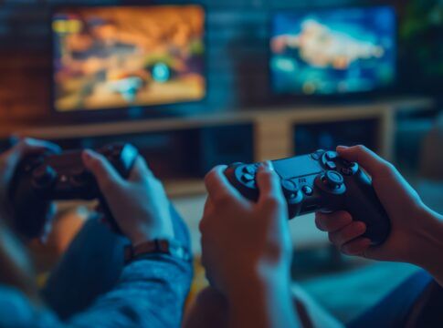 Em imagem ilustrativa, jovens jogam videogame.