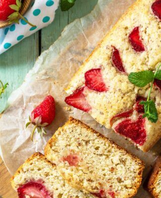 Em imagem ilustrativa, panetone de morango servido para o Natal.