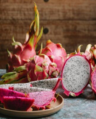 Imagem ilustrativa de pitayas vermelhas e brancas