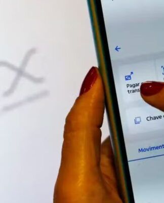 imagem de a mão de uma mulher fazendo um pix no celular