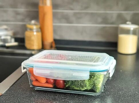 É melhor usar potes de vidro para guardar alimentos?