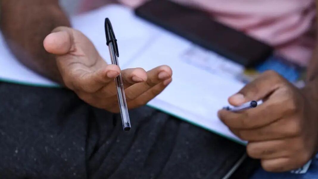 imagem de pessoa fazendo prova