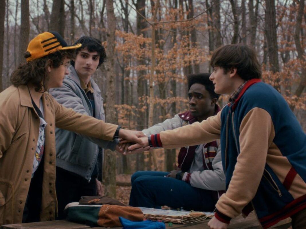 Em imagem o quarteto principal de Stranger Things estão concordando com plano para matar Vecna