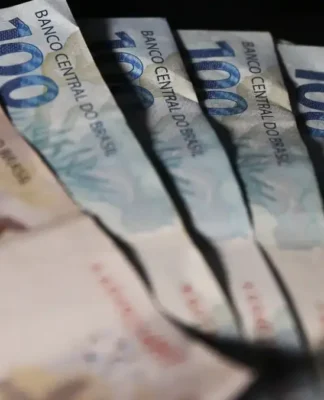 Notas de dinheiro, em reais, dispostas sobre uma superfície