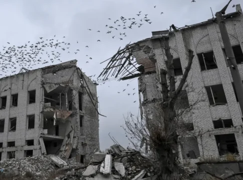 Prédio destruído após ataque com drones e mísseis russos à Ucrânia