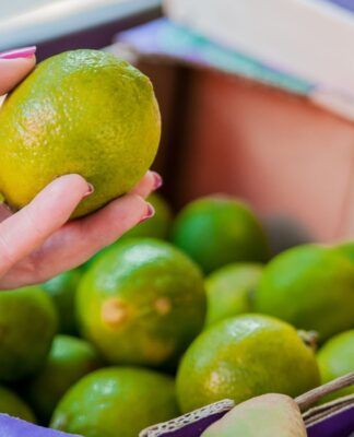 Em imagem ilustrativa, pessoa escolhe limões