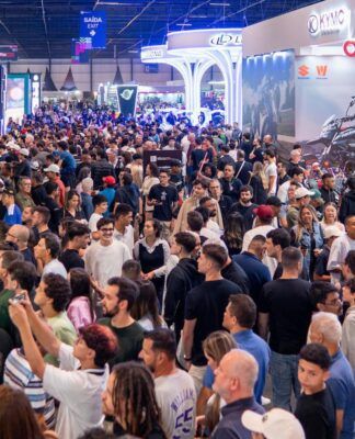 imagem do público durante o Salão do Automóvel