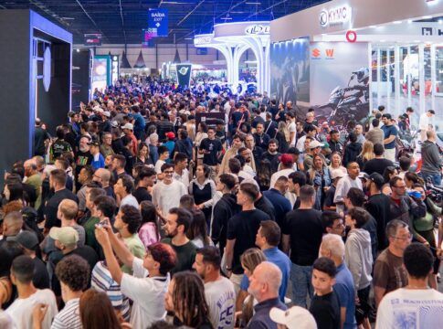 imagem do público durante o Salão do Automóvel