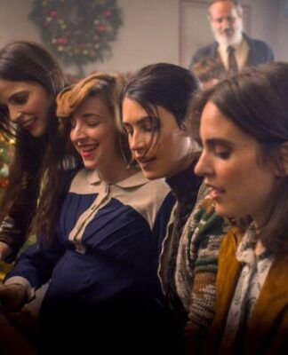 Quatro mulheres que estão tocando um piano e ao fundo está uma árvore de natal.