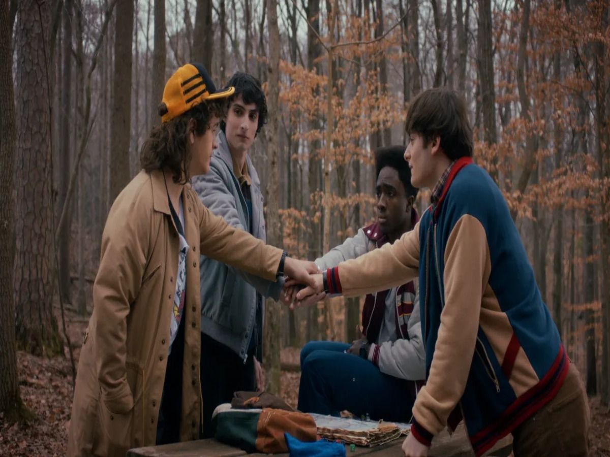 Mike, Dustin, Will e Lucas, personagens de Stranger Things reunídos na floresta