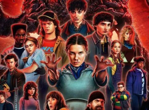 Na foto há diversos homens e mulheres, todos possuem expressão tensa.