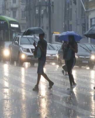 Imagem de pessoas andando na chuva em São Paulo