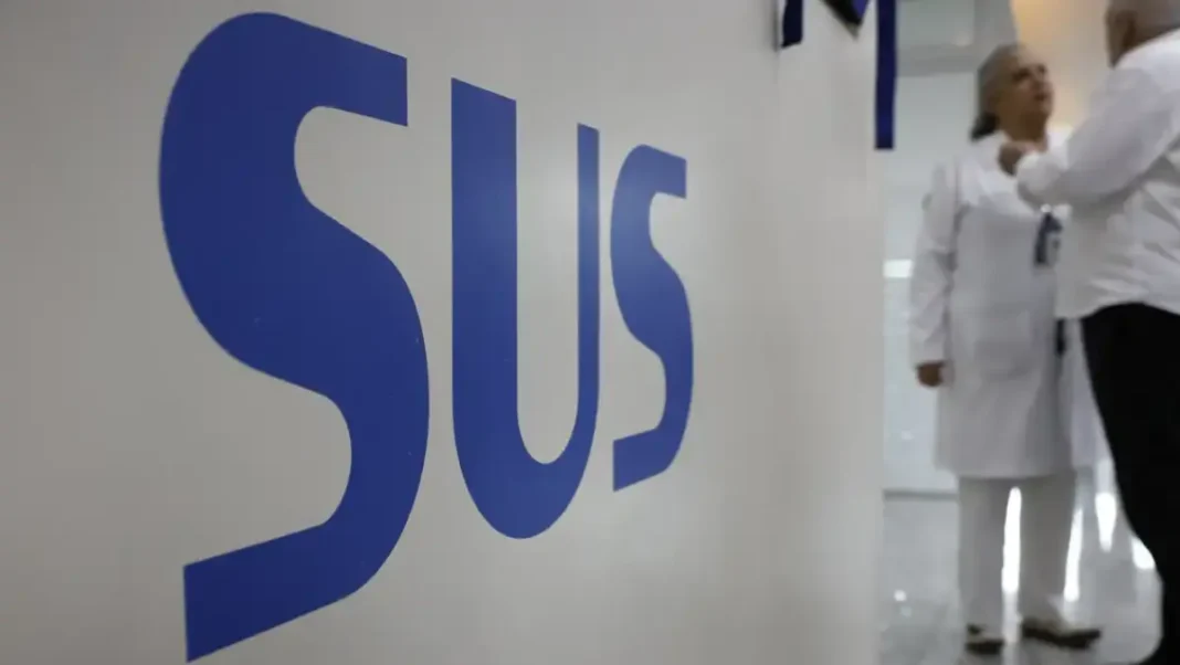 Parede com o logo do Sistema Único de Saúde (SUS) do Brasil