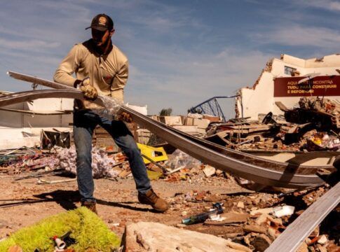 homem no meio dos escombros após tornado no Paraná