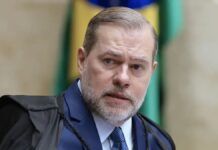 Esta é um close-up do Ministro do Supremo Tribunal Federal (STF), José Antonio Dias Toffoli, em um ambiente formal, provavelmente durante uma sessão plenária ou julgamento.