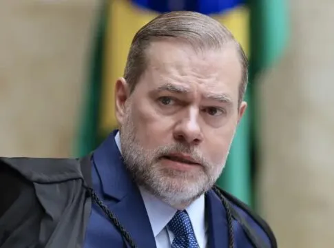 Esta é um close-up do Ministro do Supremo Tribunal Federal (STF), José Antonio Dias Toffoli, em um ambiente formal, provavelmente durante uma sessão plenária ou julgamento.