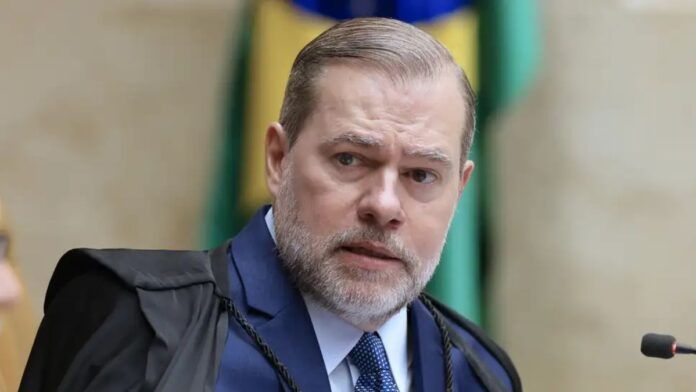Esta é um close-up do Ministro do Supremo Tribunal Federal (STF), José Antonio Dias Toffoli, em um ambiente formal, provavelmente durante uma sessão plenária ou julgamento.