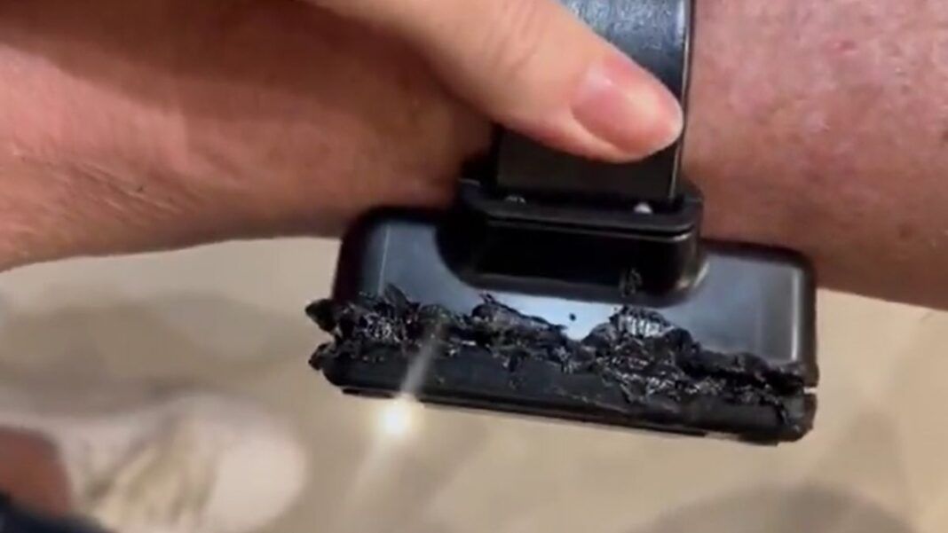 Imagem mostra a tornozeleira eletrônica, de cor preta, usada pelo ex-presidente Jair Bolsonaro. O equipamento está com marcas de queimadura.